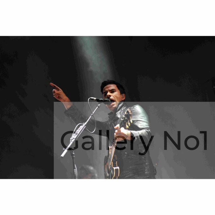 Search for photographs of the Stereophonics performing at concert