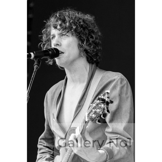 Find photograph of Johnny Borrell of Razorlight for sale in the UK